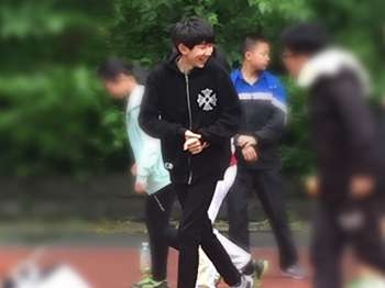 TFBOYS王源放学遭尾随:王源要中考了 王源被