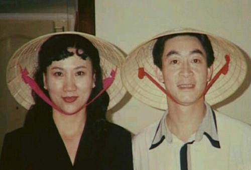六小龄童结婚28周年晒夫妻小区内生活照甜蜜虐汪6