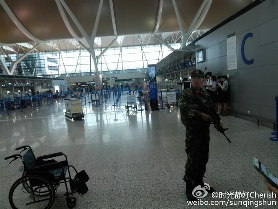 上海 浦东机场疑似 发生 爆炸  现场有烟雾和巨响