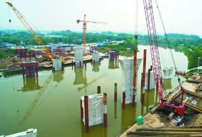 南京纬七路东进二期全面完成涉水墩柱施工