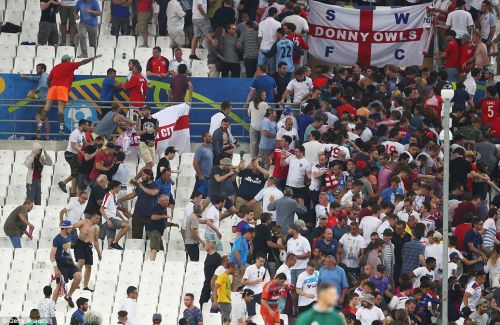 战斗民族太彪悍!俄罗斯球迷满场暴打英格兰球迷--人民网海南视窗--人民网