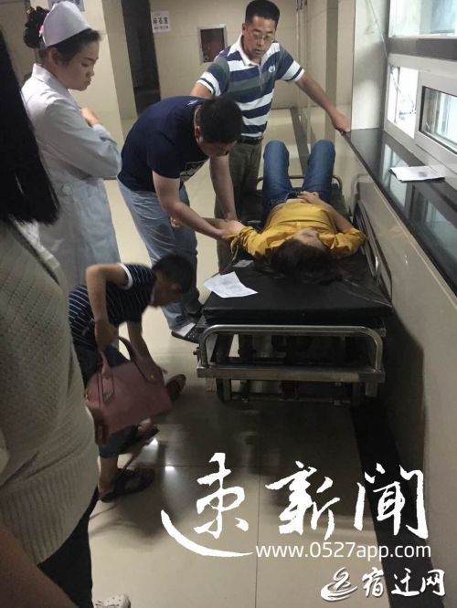 女子深夜晕倒路边 宿迁好市民送她去医院抢救