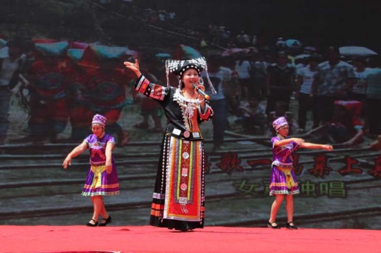马山县里当乡举办乡庆活动 展示不一样的瑶族