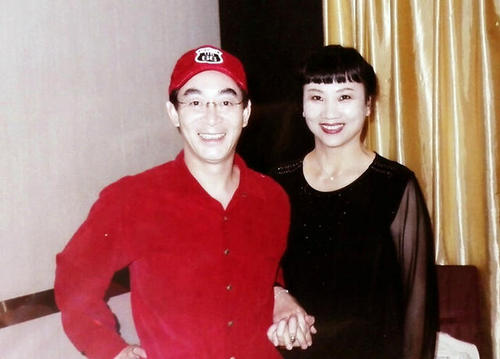 六小龄童结婚28周年 晒夫妻小区内生活照甜蜜虐汪