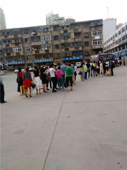 每逢佳节倍拥挤 榆中县到兰州市班车吃不了兜