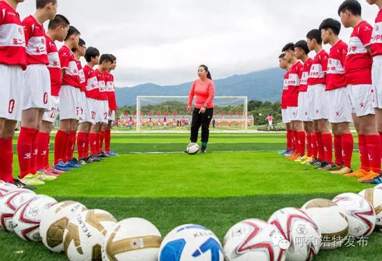 依托绿荫计划大力发展校园足球运动