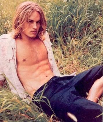 ����: Travis-Fimmel-38.jpg