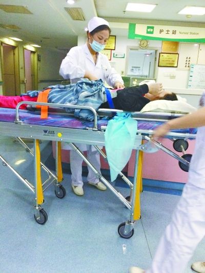 试管妈妈空中突感下腹剧痛 航班提前降落赢救