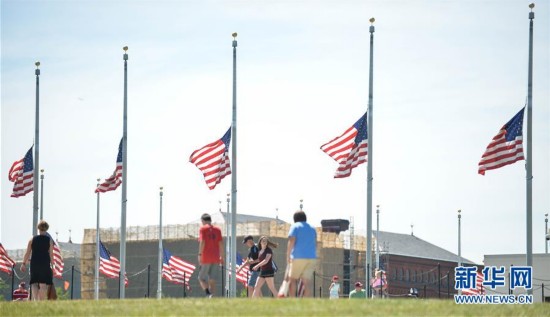 美国华盛顿降半旗志哀奥兰多枪击案遇难者(图