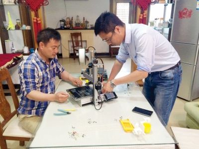 扬州大学生村官3D打印机和激光雕刻机远销各
