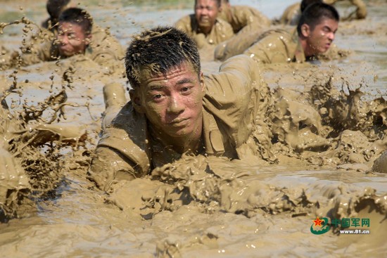 兵哥哥夏日避暑有高招 泥水浴练硬功(组图