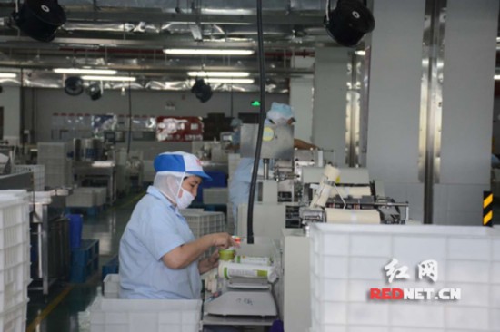 长沙克明面业有限公司,工作人员正进行面条包