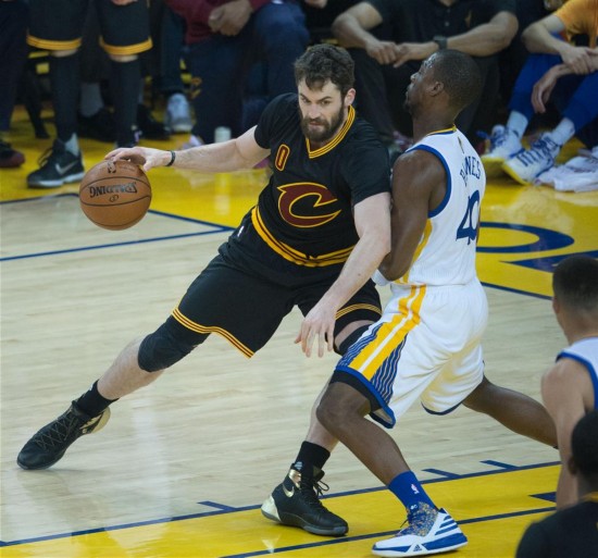 NBA-詹欧82分骑士客胜勇士 总比分追成2比3