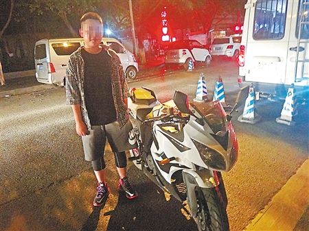 小伙 酒后无证驾无牌摩托 经查身份证是女孩