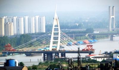 扬州开发路跨京杭运河大桥斜拉索安装进程过半