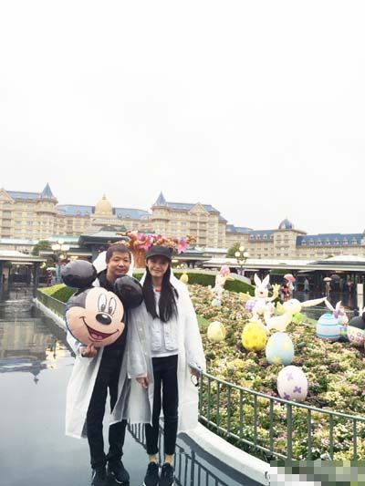 姚晨曹郁同游迪士尼 盘点娱圈忙拼二胎明星(组