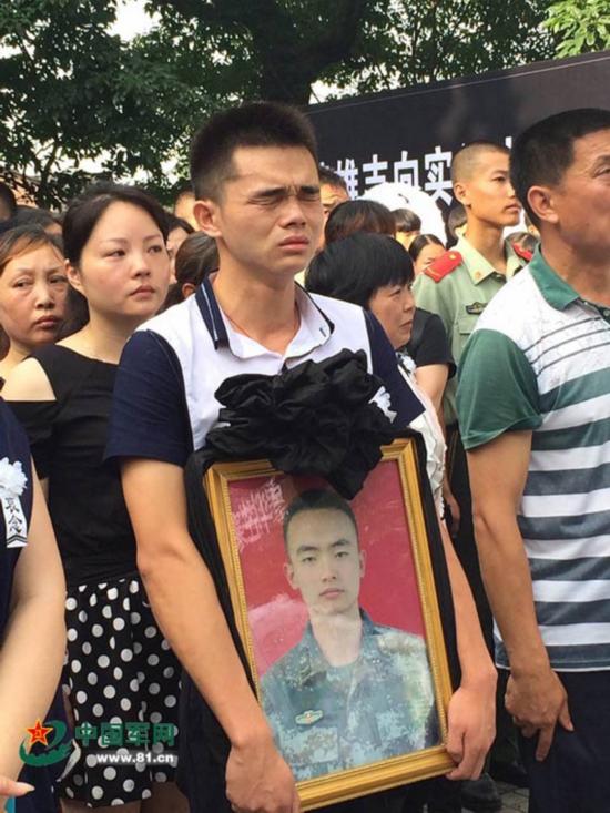 程俊辉烈士骨灰抵达烈士陵园 安葬仪式即将举