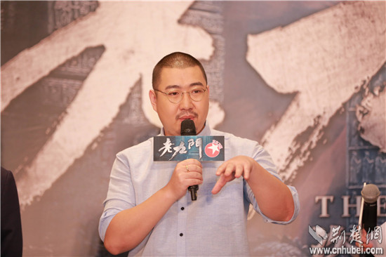 南派三叔《老九门》首登荧屏 张艺兴绅士风度