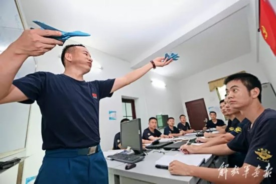 空战训练,飞行员一个架次飞出42次特技动作(组