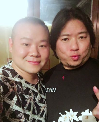 高晓松撅嘴与岳云鹏合照 两大自拍界男神终于