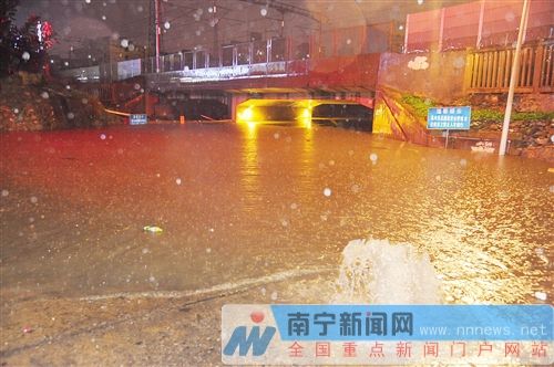 电闪雷鸣大雨昨夜袭南宁 广西已启动Ⅲ级应急