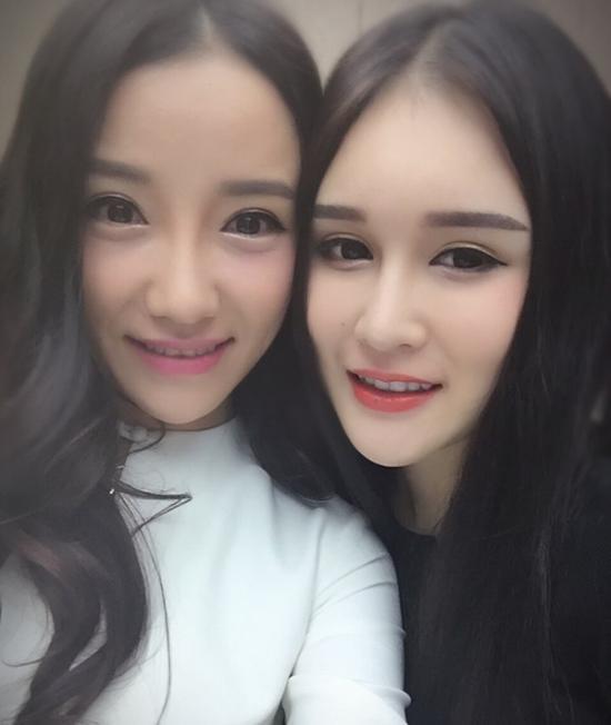 赵本山女儿现在长这样:合影众网红 尖脸大眼无