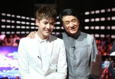 成龙签约吴亦凡 谈吴亦凡风波:每个人都有负面