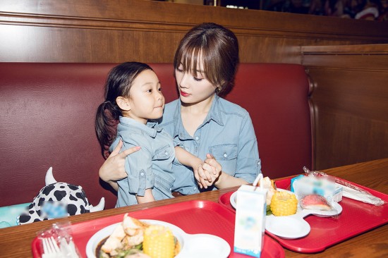 李小璐小甜馨共游迪士尼 亲子装温馨引人称羡