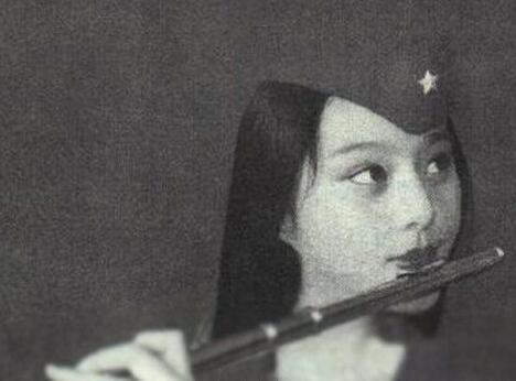 范冰冰爸爸上综艺节目展歌喉 被赞年轻腿长实