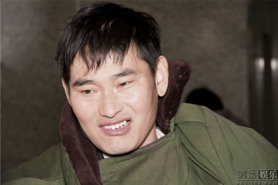 揭乡村网红歌手现状 秋裤大叔大衣哥上榜(组图