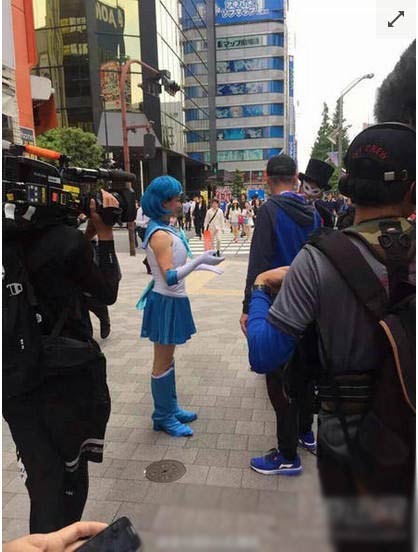 49岁金星街头cos美少女战士 画面太美不敢看