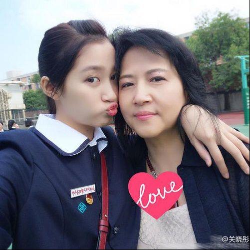 这两天又在其微博及微信朋友圈中晒出来毕业照,以及和妈妈的合影,果然