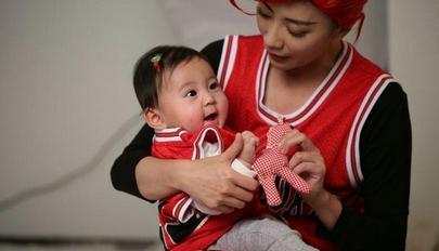 贾静雯变樱木花道为老公庆生 画风突变一头红