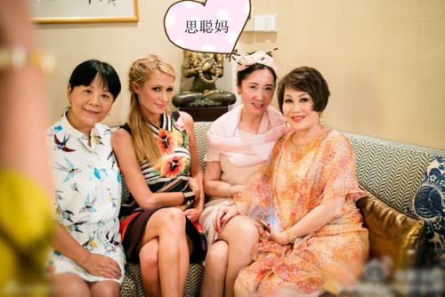 聪妈妈同框豪门名媛 粉嫩少女风头上蝴蝶结抢