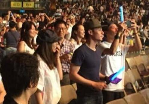 霍建华林心如首合体 相约演唱会紧搂对方现场