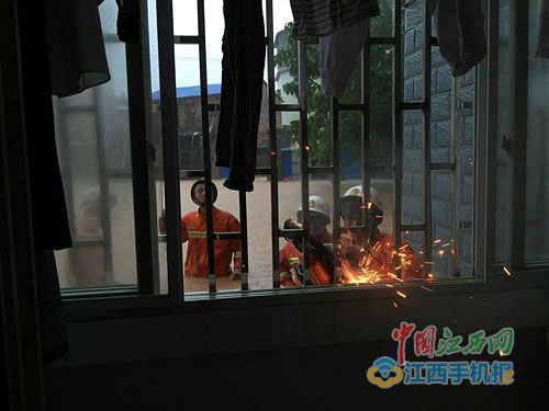 景德镇积水严重 学校停课一天(图)--江西频道--