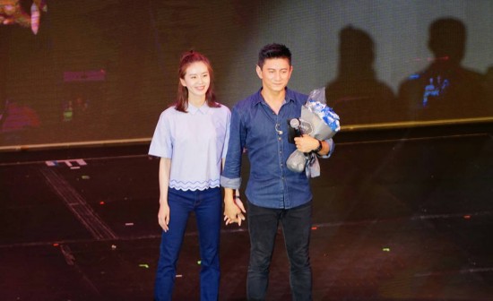 甜蜜发糖!吴奇隆歌友会与刘诗诗拥抱亲吻