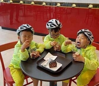 宋一国曝三胞胎照 戴头盔吃冰淇淋爽歪歪 网友