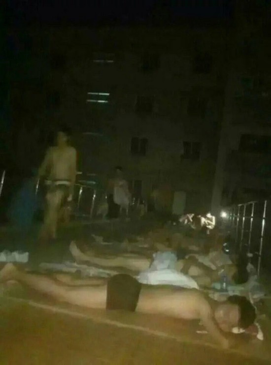 河南洛阳:大学生集体 裸睡 屋顶避暑 女生害羞不