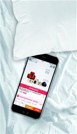 床上玩手机刷朋友圈、淘宝 25岁女孩颈椎似40