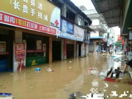 强降雨袭击南方大部 江西鄱阳河堤溃口转移1.3万人