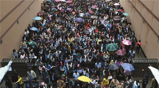 p52 2016 年 4 月 23 日，湖北省武漢市中南財經政法大學考點，考生冒雨參加筆試。 