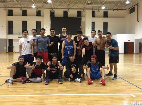 陈赫邓超夜里运动了一把 老邓头胡子拉碴显老