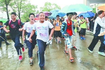 曾考虑过推迟考试时间6.3万学子昨雨中顺利中考