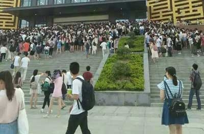 洛阳理工学院大学生室外裸睡避暑 郑州航院学