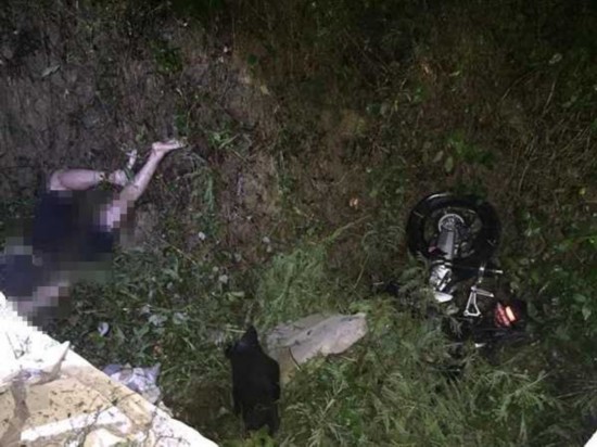 中国男女在泰国骑摩托车撞护栏掉入25米悬崖