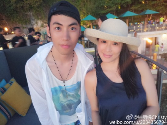 钟丽缇S曲线身材火辣 与小男友张伦硕拍婚纱配一脸