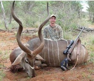 男子晒非洲打猎照引众怒 称狮子肉质最可口 与