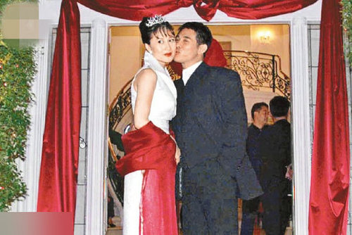李连杰太太利智香港街边打车 54岁美人长发披肩身材好【7-文旅