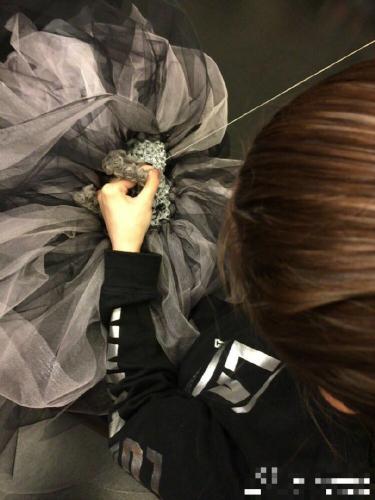 昆凌亲手为女儿做公主裙 小周周背影超可爱(图